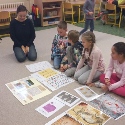 Montessori příběhy o vzniku a vývoji života na zemi a také písma.