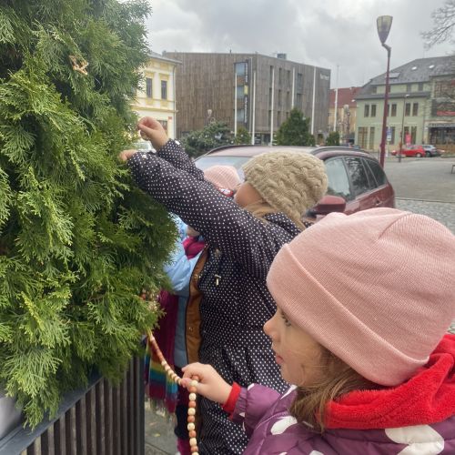 Zdobení vánočního stromku