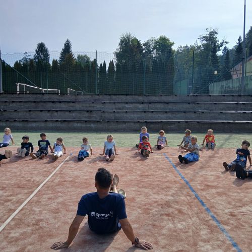 Papouškové na areálu září 2025
